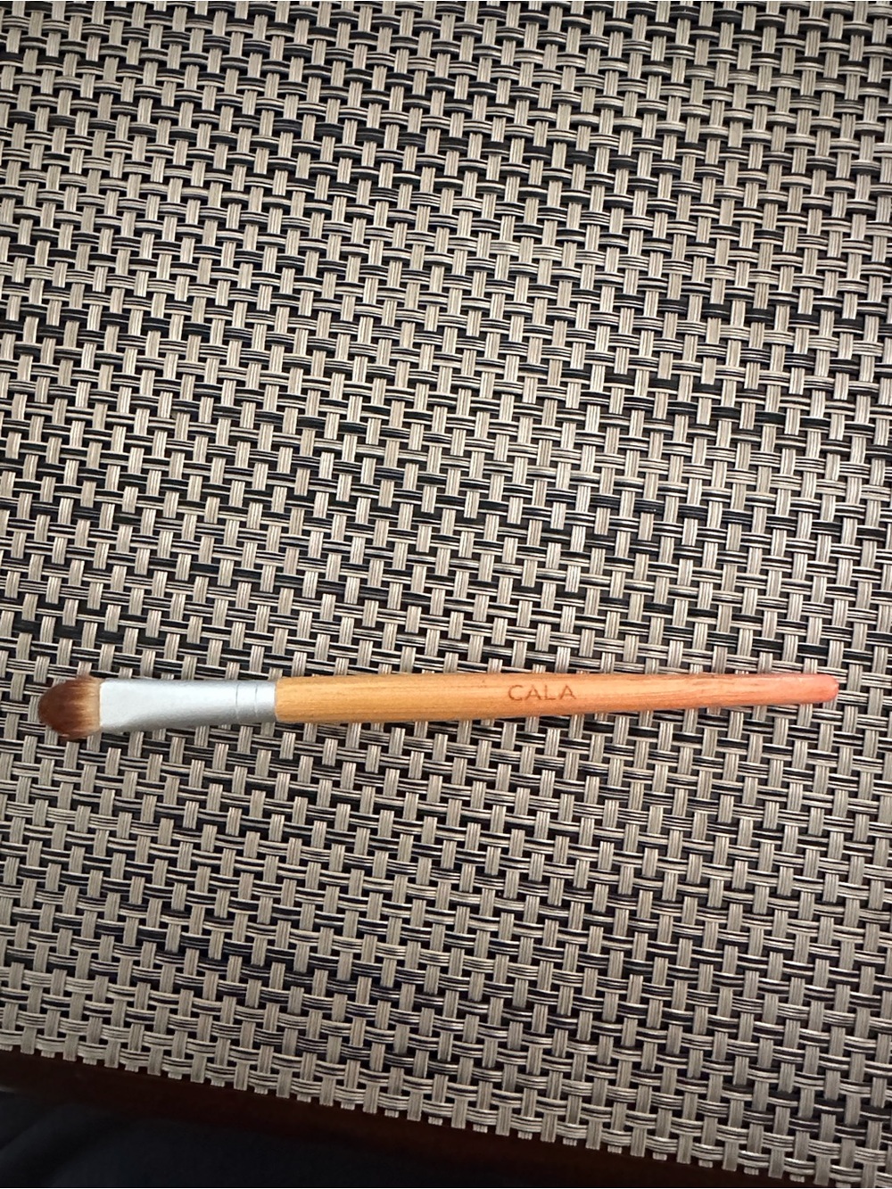 CALA concealer 408 Brush
- Natural Wood Handle, Brown Bristles